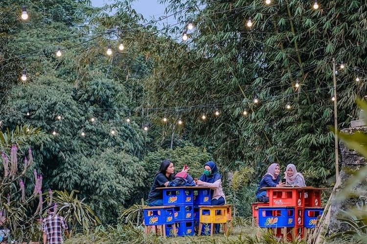 Tempat kuliner di Bogor bernama Warung Plosok.