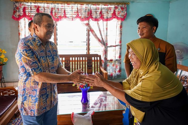  Gubernur Riau Syamsuar mengunjungi dan menyerahkan bantuan kepada 50 pensiunan pegawai negeri sipil (PNS) di lingkungan Pemprov Riau dalam perayaan Hari Ulang Tahun (HUT) Korps Pegawai Republik Indonesia (Korpri) ke-51 tahun 2022 beberapa waktu lalu.
