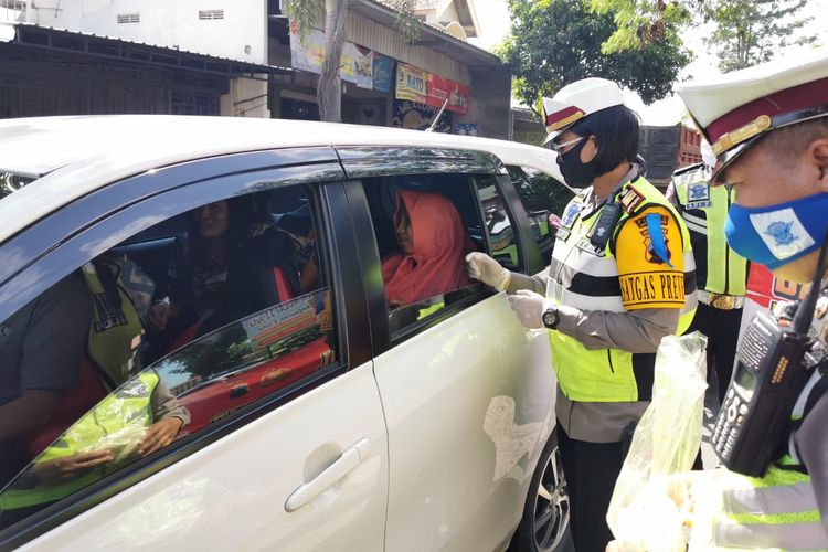 Petugas Satlantas Polres Karanganyar memberikan sosialisasi kepada pengendara dan penumpang mobil