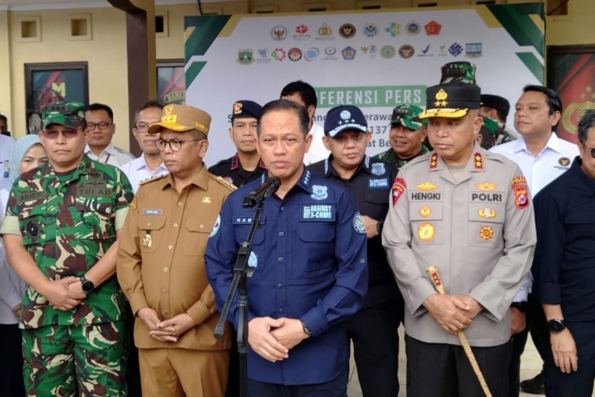 Menteri LH Hanif Faisol Nurofiq menyebut dekontaminasi radiasi Cesium-137 di Cikande, Banten ditarget selesai selama 1 bulan. Senin (13/10/2025).