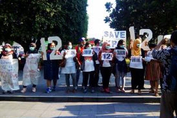  Belasan aktivis yang tergabung dalam Koalisi Masyarakat Sipil Anti Korupsi dan Perempuan Indonesia Anti Korupsi mengelar aksi demo di halaman Hotel Royal Ambarukmo Yogyakarta tempat pelaksanaan GOPAC (Global Conference of Parliamentarians Against Corruption) ke 6