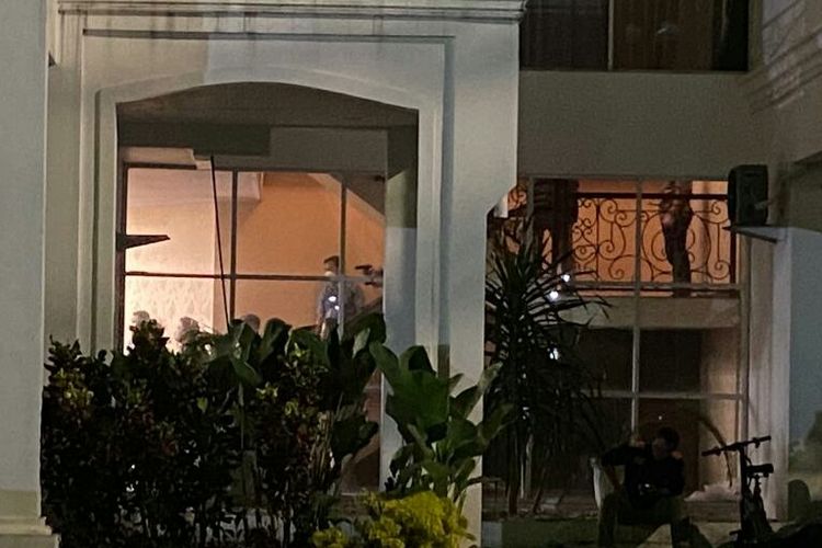 Sejumlah petugas memeran adegan penembakan dari arah tangga dalam pra rekonstruksi kasus tewasnya brigadir J di Balai Pertemuan Polda Metro Jaya,Jumat (22/7/2022) malam.