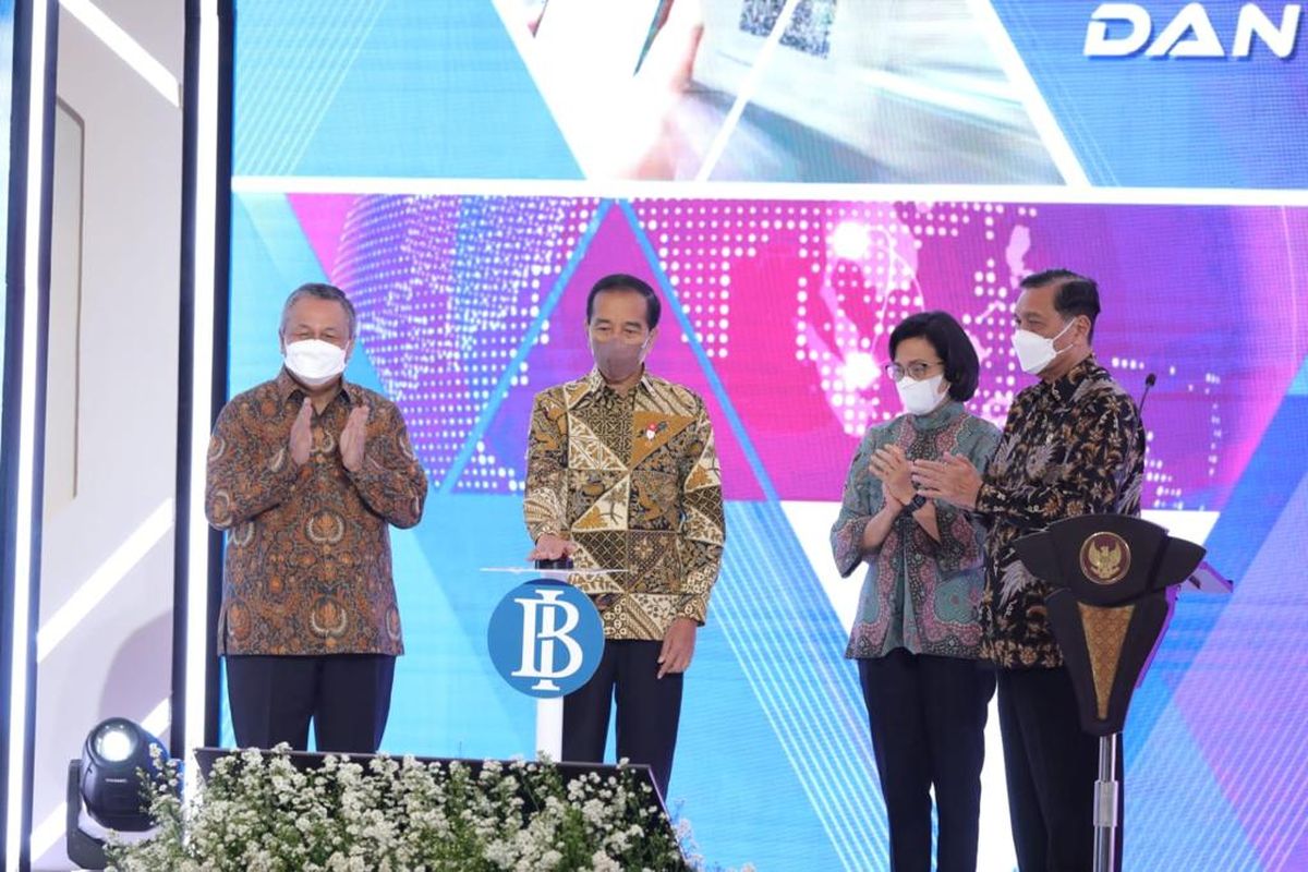Presiden RI Joko Widodo meresmikan peluncuran Kartu Kredit Pemerintah (KKP) Domestik dan QRIS Antarnegara di Jakarta, Senin (29/8/2022).
