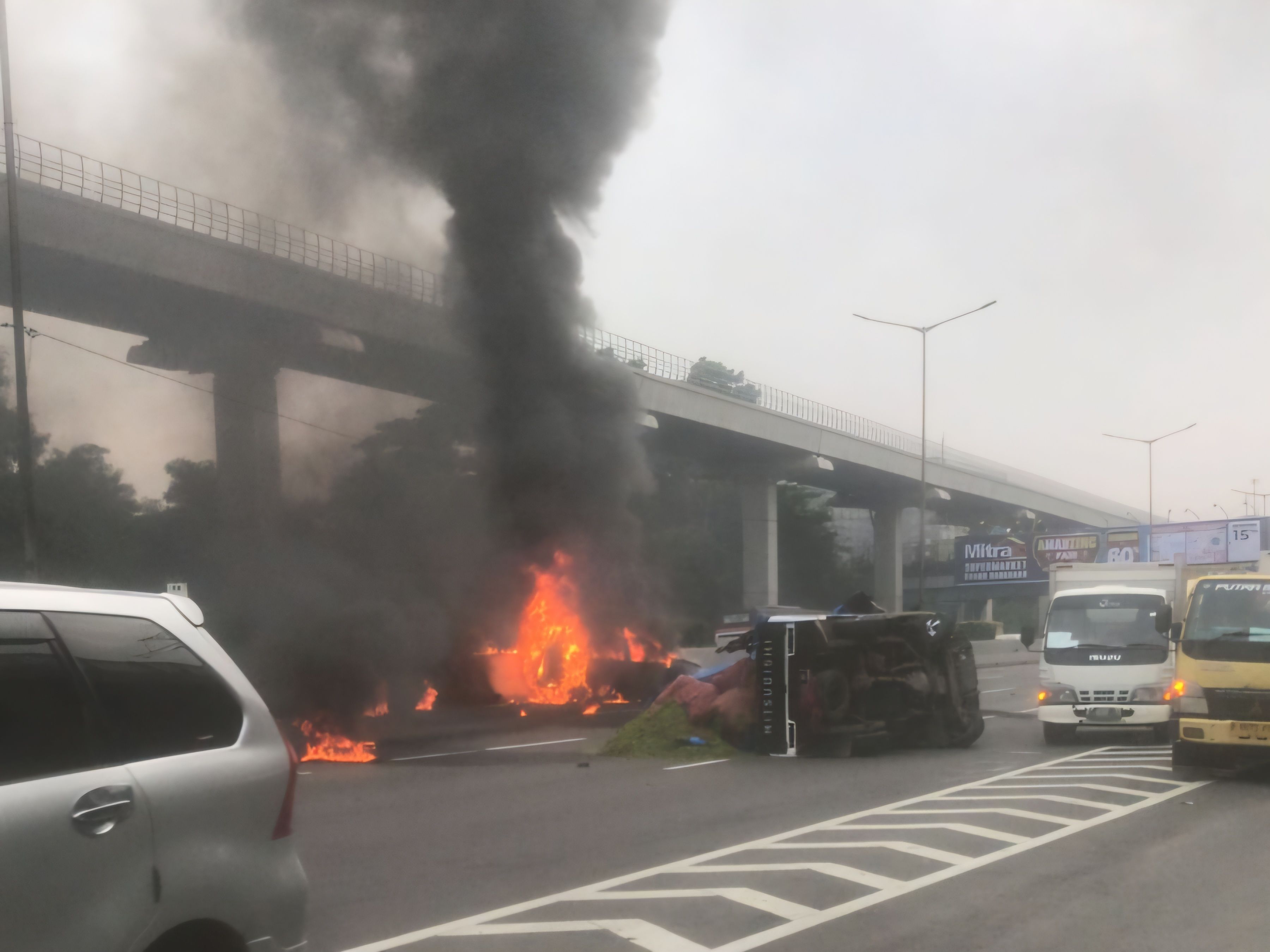 [POPULER JABODETABEK] Mobil Terbakar di Tol Japek Arah Cawang | Pembunuh Wanita Dalam Koper di Bekasi Ditangkap