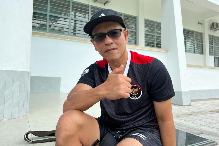 Pelatih pencak silat Indonesia, Bondan Wirawan, ketika bertugas mendampingi atlet-atlet Tanah Air di SEA Games 2021. Foto diambil pada Senin (16/5/2022).