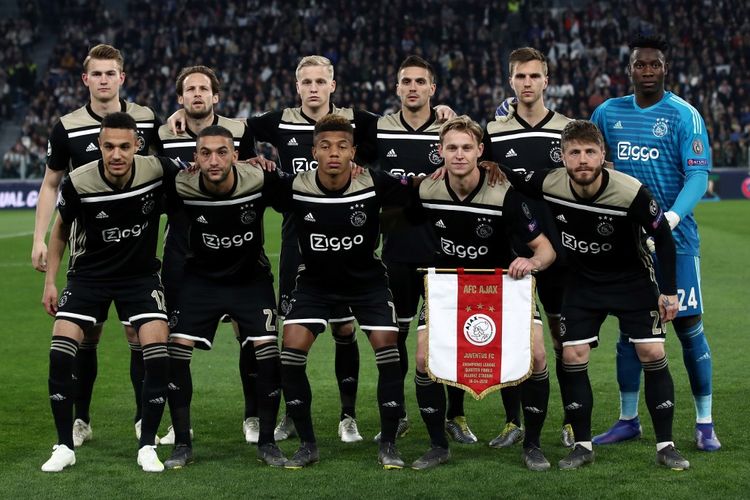 Para pemain Ajax Amsterdam berfoto sebelum laga leg kedua perempat final Liga Champions melawan Juventus, di Allianz Stadium, Turin, Italia, Selasa (16/4/2019).