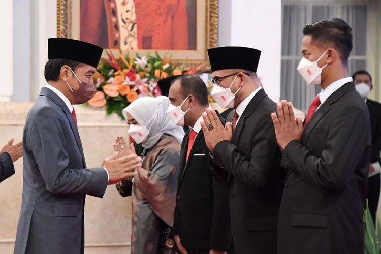 Presiden Jokowi (kiri) memberi ucapan selamat kepada  Komisioner KPU dan Bawaslu periode 2022-2027 usai pelantikan di Istana Merdeka, Jakarta, Selasa (12/04/2022). Presiden mendorong Komisioner KPU dan Bawaslu yang baru dilantik untuk menyiapkan penyelenggaraan Pemilu dan Pilkada Serentak Tahun 2024.