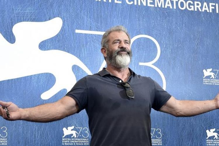 Sutradara Mel Gibson menghadiri sesi pemotretan untuk filmnya, Hacksaw Ridge, yang diputar di luar kompetisi pada Festival Film Venice, di Venice Lido, Italia, Minggu (4/9/2016).