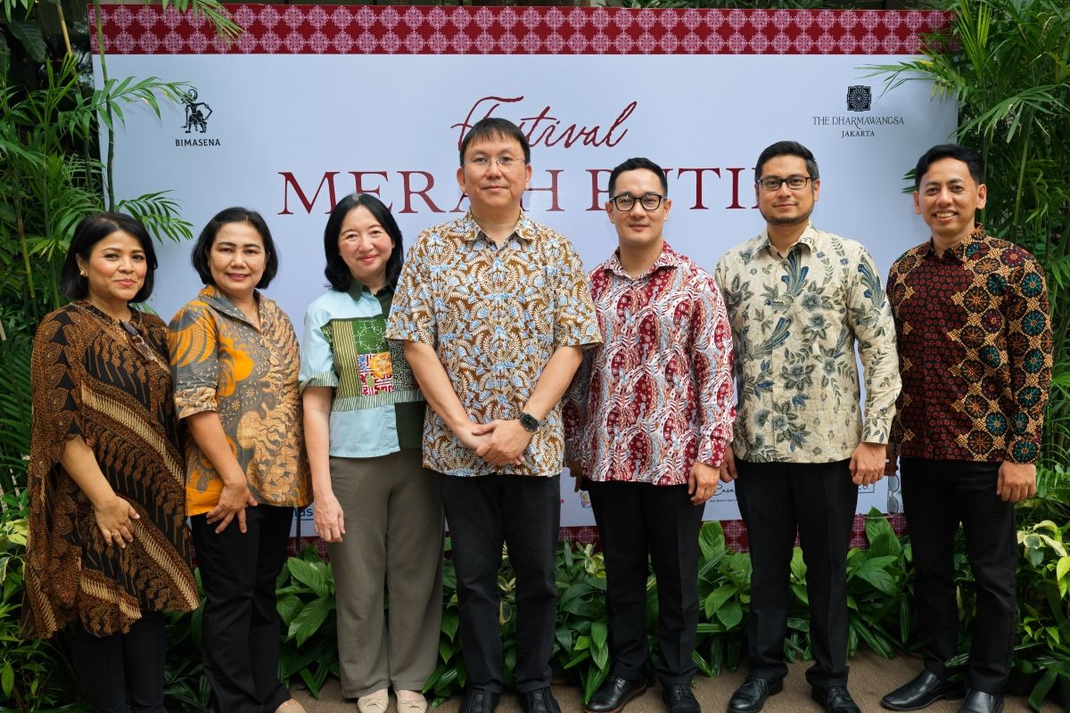 (Dari kiri ke kanan) Foto bersama Counsellor Global Sevila Alva Paramitha, Counsellor Global Sevila Ervina Meitha, Kepala Sekola Global Sevila, Proborini Sulistyo, Ketua Yayasan Budi Pekerti Luhur Andrew J Soebali, Assistant Superintendent Global Sevila Lemuel Rivera, Primary Principal Global Sevilla Mahesh Gunawan, Music Teacher Global Sevill Agustian Wilman.