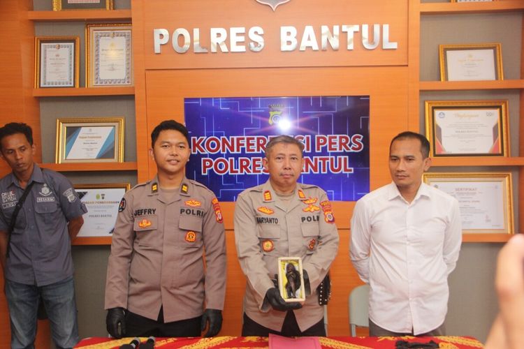 Kapolsek Kretek AKP Haryanto menunjukkan boneka Jenglot di Mapolres Bantul. Senin (21/8/2023)