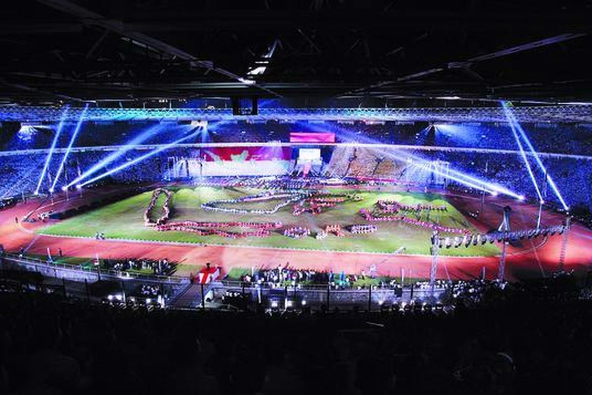 Ratusan penari membentuk Negara Kesatuan Republik Indonesia dalam perayaan 100 Tahun Kebangkitan Nasional di Stadion Utama Gelora Bung Karno, Senayan, Jakarta, Selasa (20/5). Peringatan Kebangkitan Nasional ini dihadiri Presiden dan Ny Ani Susilo Bambang Yudhoyono serta Wakil Presiden dan Ny Mufidah Jusuf Kalla.  