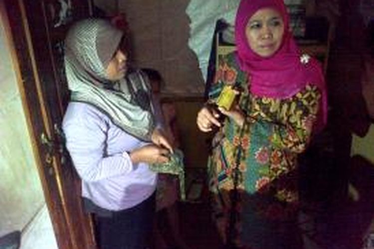 Menteri Sosial, Khofifah Indar Parawansa, mengunjungi rumah Aan Diana (45) seorang warga miskin di RT 06, RW 06, Kampung Cibogo, Kelurahan Leuwigajah, Kecamatan Cimahi Selatan, Jawa Barat, Kamis (27/11/2014).