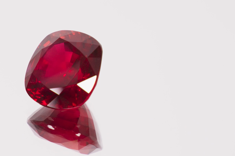 Batu rubi atau mirah delima bernama Estrela de Fura terjual seharga 34,8 juta dollar atau sekitar Rp 518 milyar di Sotheby's Magnificent Jewels Auction. 