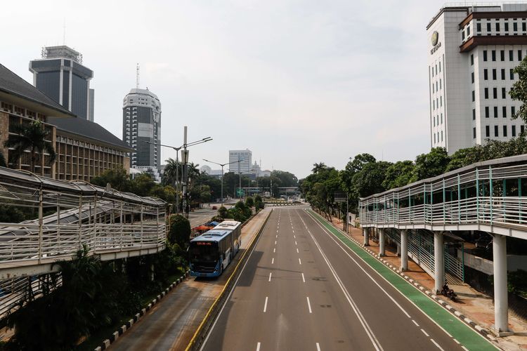 Lalu lintas di Jalan MH Thamrin, Jakarta Pusat pada akhir pekan, Sabtu (18/4/2020). Pemerintah Provinsi (Pemprov) DKI Jakarta resmi menerapkan pembatasan sosial berskala besar ( PSBB) mulai 10 hingga 23 April 2020. Dampak dari adanya aturan ini, membuat kondisi dan situasi lalu lintas pada akhir pekan menjadi lengang dan sepi.