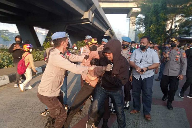 Polisi menangkap seorang demonstran di Kota Makassar, Sulawesi Selatan, Senin (11/4/2022).