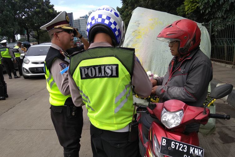 Sepeda motor membawa beban berlebih terjari Operasi Keselamatan Jaya di UKI, Jumat (9/3/2018)