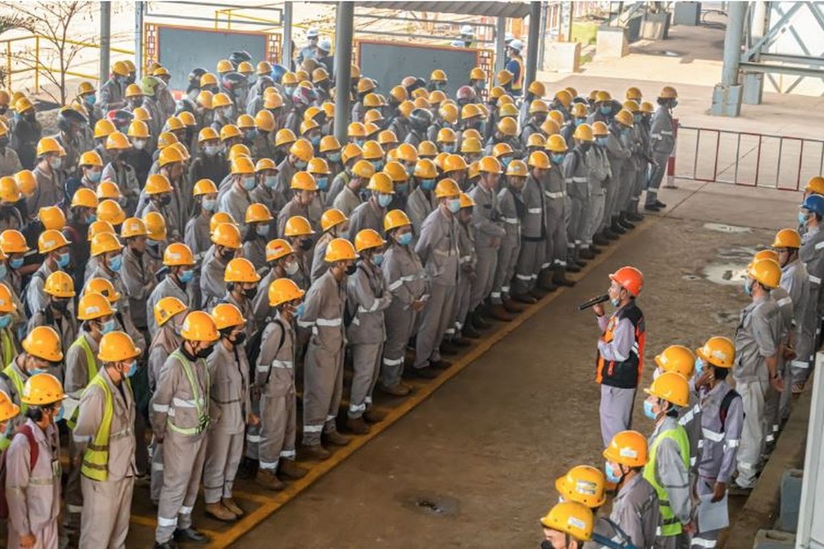 Safety talk dilakukan untuk mengingatkan karyawan mengenai pentingnya keselamatan kerja. 