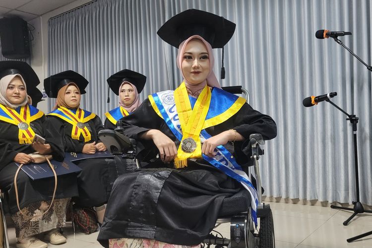 Eprisa Nova Rahmawati saat mengikuti prosesi wisuda di di Universitas Muhammadiyah Purwokerto (UMP), Jawa Tengah, Sabtu (20/9/2025).
