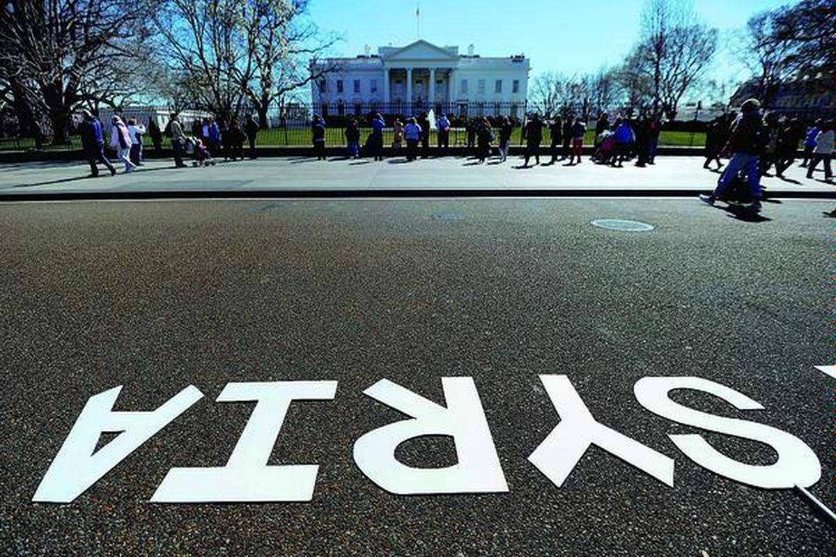Sekelompok demonstran menggelar aksi protes menentang Presiden Suriah Bashar al-Assad di depan Gedung Putih, Washington DC, AS, Sabtu (10/3). Sedikitnya 62 orang tewas dalam berbagai aksi kekerasan di Suriah pada hari Sabtu, saat utusan perdamaian internasional Kofi Annan memulai kunjungan dua hari ke negara tersebut.