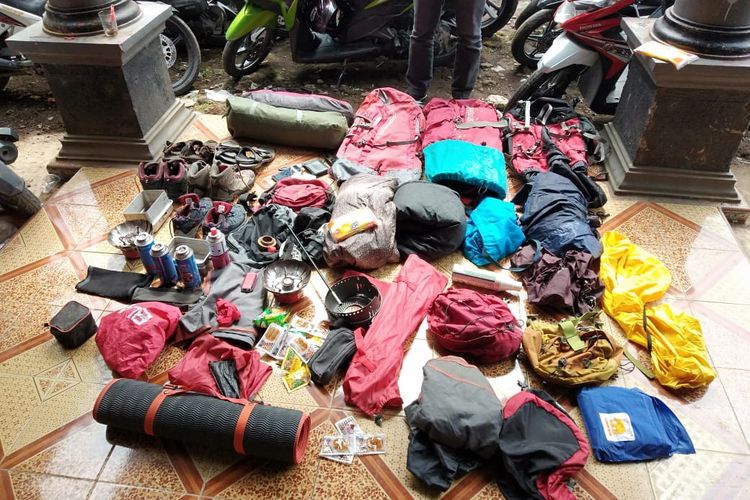 Barang milik pendaki Gunung Slamet yang diduga dicuri diamankan di Pos Bambangan, Kabupaten Purbalingga, Jawa Tengah, beberapa waktu lalu.