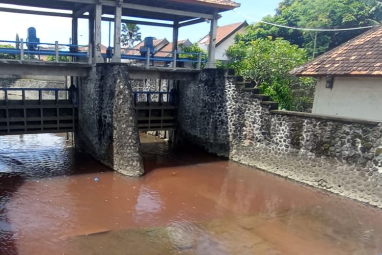 Sungai di kawasan Jalan Mahendradata dan Jalan Gunung Gede, Denpasar berwarna merah akibat limbah sablon dari tempat usaha Sumadi, Kamis (7/4/2022). KOMPAS.com/Yohanes Valdi Seriang Ginta