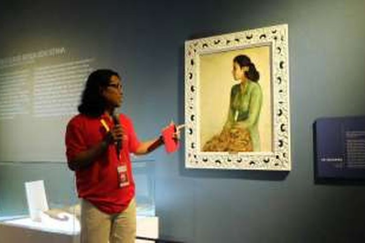 Kurator pameran, Mikke Susanto sedang menjelaskan lukisan yang dilukis Soekarno berjudul 