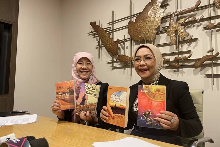 Penulis Asma Nadia dan kuasa hukumnya menggelar konferensi pers terkait judul film Air Mata di Ujung Sajadah yang diduga mirip dengan novel Cinta di Ujung Sajadah. 