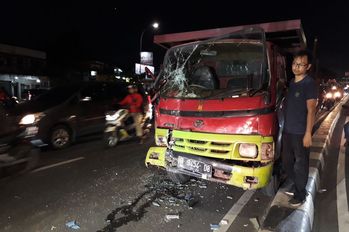 Truk bernomor polisi B 9454 DO tabrak bus Kopaja-Transjakarta di Jalan Basuki Rachmat, Jatinegara, Jakarta Timur, Selasa (14/1/2020).