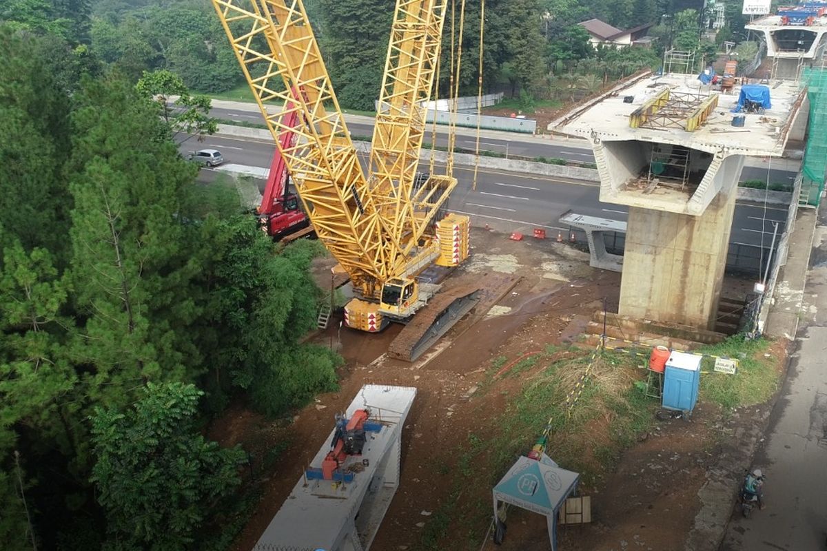 Pekerjaan erection box girder di Jalan Tol Jagorawi untuk pembangunan Simpang Susun Sentul Selatan.