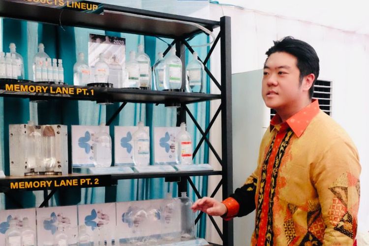 Adi Pranoto Alim, Managing Director Satoria Pharma saat menjelaskan sejumlah cairan infus produksi industri farmasi yang dilakukan oleh PT Satoria Aneka Industri yang merupakan produsen infus dalam negeri usai peresmian pabrik Line 4 Satoria Pharma di Pasuruan, Selasa (28/4/2026) siang.