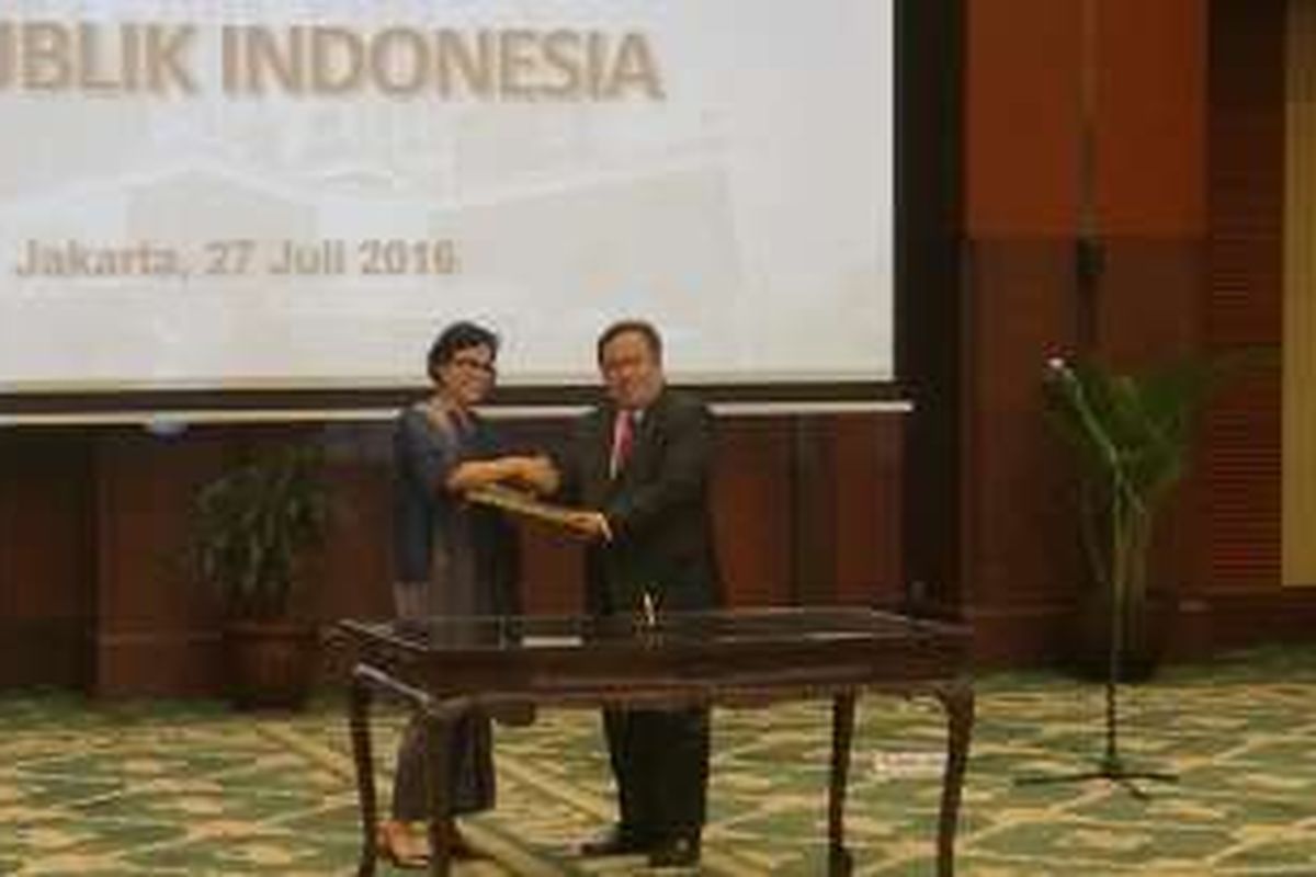 Menteri Keuangan Sri Mulyani Bersama Bambang Brodjonegoro dalam acara serah terima jabatan di Kantor Kemenkeu, Jakarta, Rabu (27/7/2016)