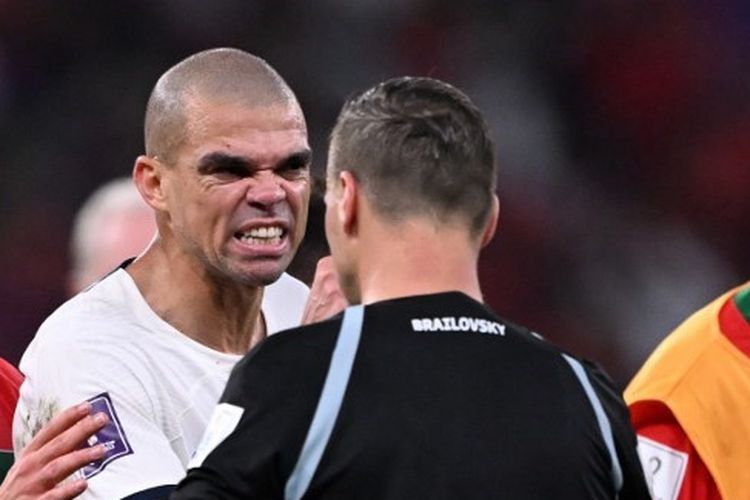 Bek Portugal Pepe beradu argumen dengan wasit Facundo Tello pada laga perempat final Piala Dunia 2022 melawan Maroko di Stadion Al Thumama, Doha, Qatar, Sabtu (10/12/2022). Portugal kalah 0-1 dari Maroko dan tersingkir dari Piala Dunia 2022.