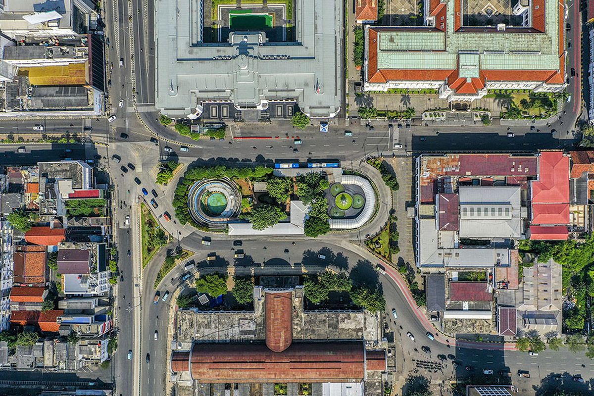 Foto udara kawasan Kota Tua yang sepi saat diberlakukan pembatasan sosial berskala besar (PSBB) di Jakarta, Sabtu (18/4/2020). Selama masa PSBB, aktivitas di jalanan, gedung dan sudut-sudut kota surut.