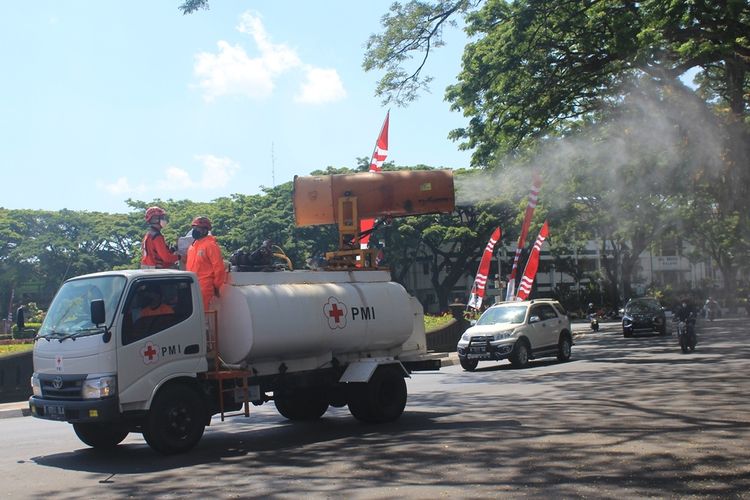 Mobil gunner spray milik PMI Kota Malang saat menyemprot cairan disinfektan di sejumlah ruas jalan di Kota Malang, Rabu (28/7/2021)