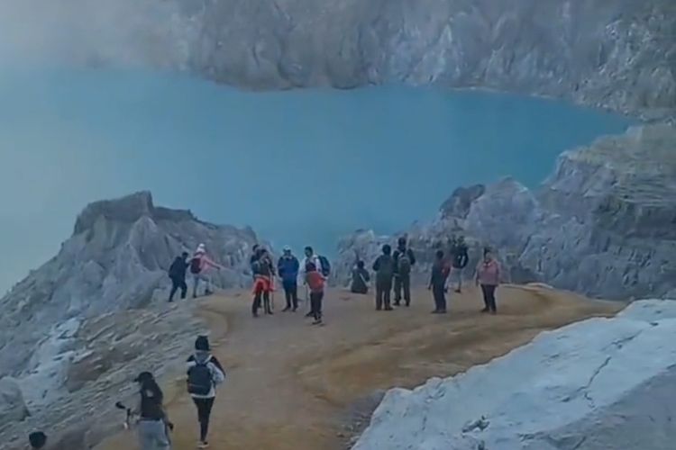 Pendaki saat berada di Kawah Gunung Ijen 