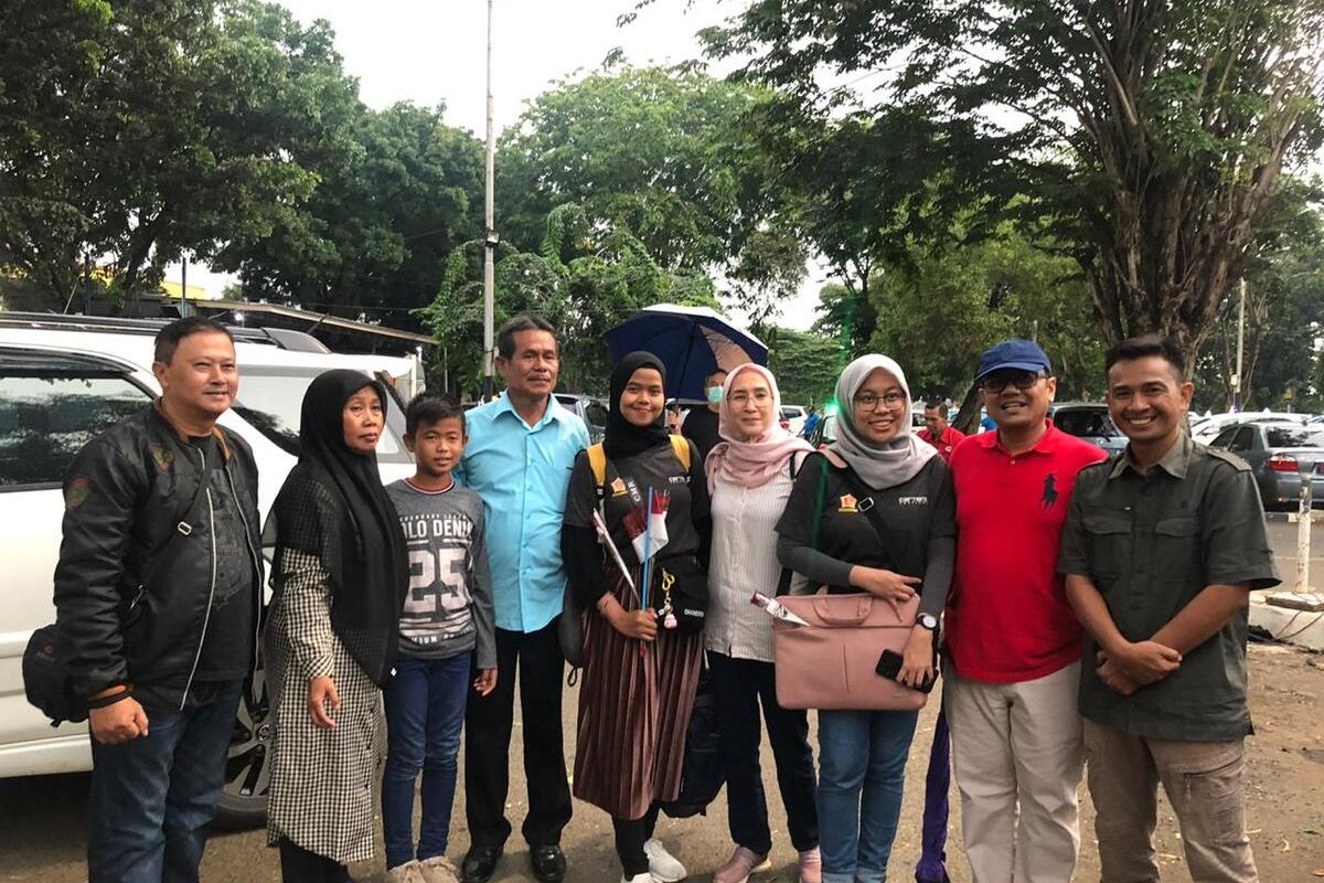 Jajaran Dinas Kesehatan Kabupaten Bekasi bersama dua mahasiswi asal Bekasi yang kuliah di Wuhan, China, di Bandara Halim Perdanakusuma, Jakarta Timur, Sabtu (15/2/2020).