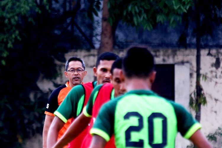 Aji Santoso memimpin latihan rutin bersama Persebaya Surabaya di Lapangan Mapolda Jatim Surabaya, Jumat (01/11/2019) sore.