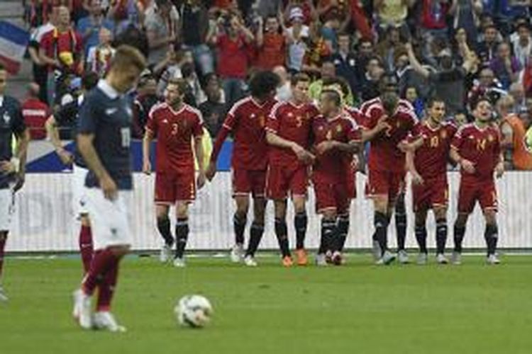 Para pemain Belgia merayakan kegembiraan seusai mencetak gol ke gawang Perancis, Minggu (7/6/2015). 