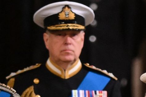 Pangeran Andrew Dapat Dispensasi Boleh Pakai Seragam Militer Saat Jaga Peti Ratu Elizabeth II
