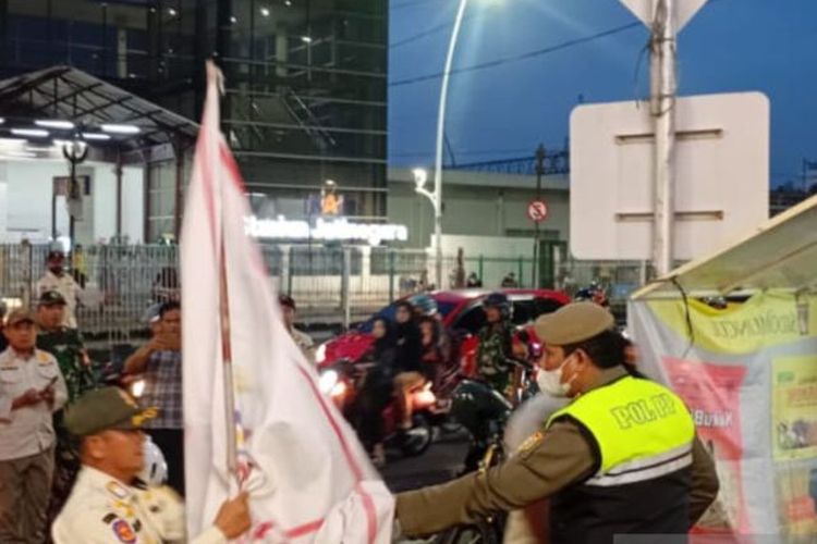 Polisi Copot 14 Bendera Ormas dari Empat Titik di Jakarta Timur