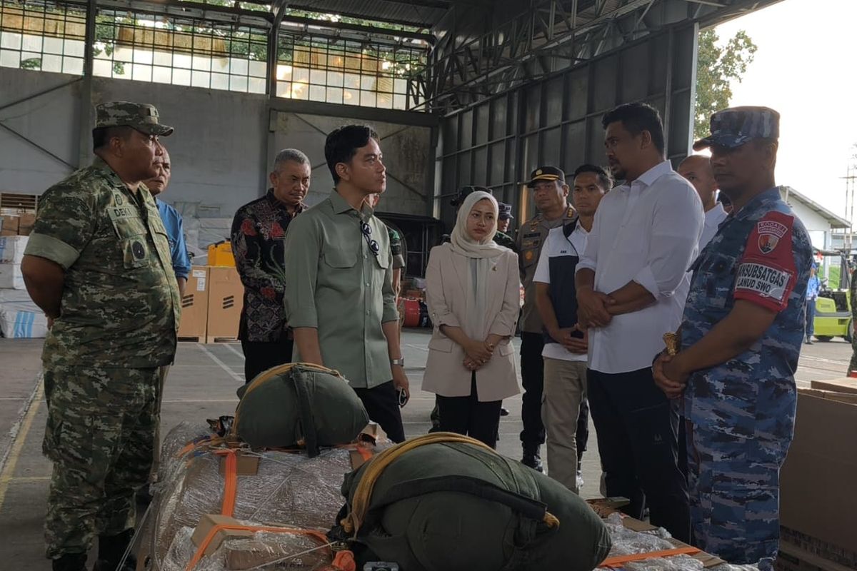 Wakil Presiden Gibran Rakabuming Raka mengecek bantuan logistik di Lanud Soewondo, Medan, Sumatera Utara, Kamis (4/12/2025) sore.