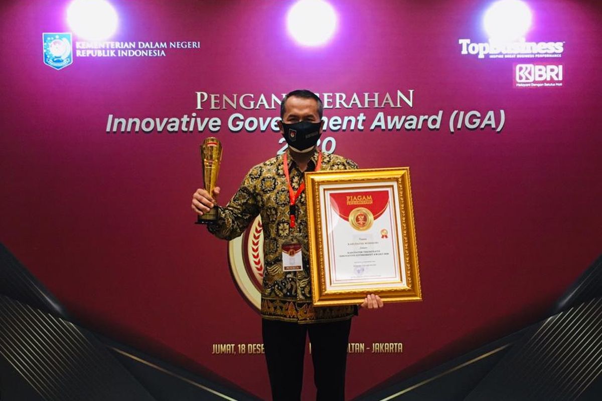 Bupati Wonogiri, Joko Sutopo memegang piala dan penghargaan sebagai sebagai kabupaten terinovatif di Indonesia dalam malam penganugerahan Innovative Goverment Award 2020 di The Sultah Hotel and Residence Jakarta, Jumat (18/12/2020) 