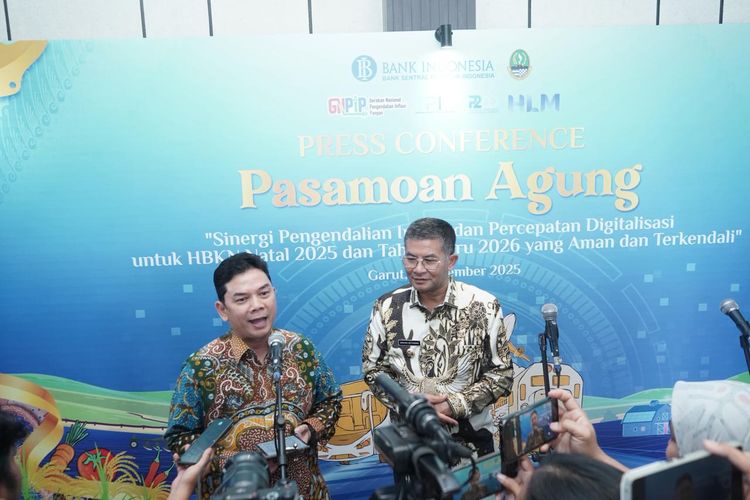 Plh Kepala Perwakilan Bank Indonesia Jawa Barat, Muslimin Anwar (kiri) bersama Wakil Gubernur Jabar Erwan Setiawan. 