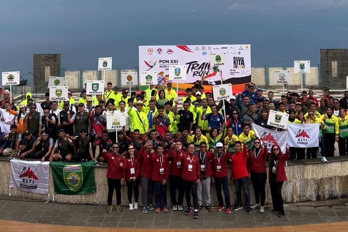Sebanyak 155 atlet dari Aceh hingga Papua turut serta dalam pertandingan lari trail atau lari lintas alam yang pertama kali dipertandingkan dalam eksibisi Pekan Olahraga Nasional (PON) XXI Aceh-Sumatera Utara 2024 di Kawasan Danau Toba, Tongging, Kabupaten Karo, Sumatera Utara, Rabu (11/9/2024).