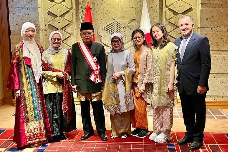 Wakil Presiden ke-10 dan ke-12, M Jusuf Kalla (JK) bersama istrinya, Mufidah Jusuf Kalladan keluarga saat menerima penghargaan dari pemerintah Jepang.
