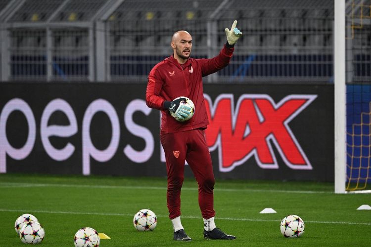 Kiper Sevilla, Marko Dmitrovic, diserang oleh seorang suporter pada fase penutupan laga playoff babak knockout Liga Europa PSV Eindhoven vs SEvilla di Phillips Stadion, Jumat (24/2/2023) dini hari WIB.