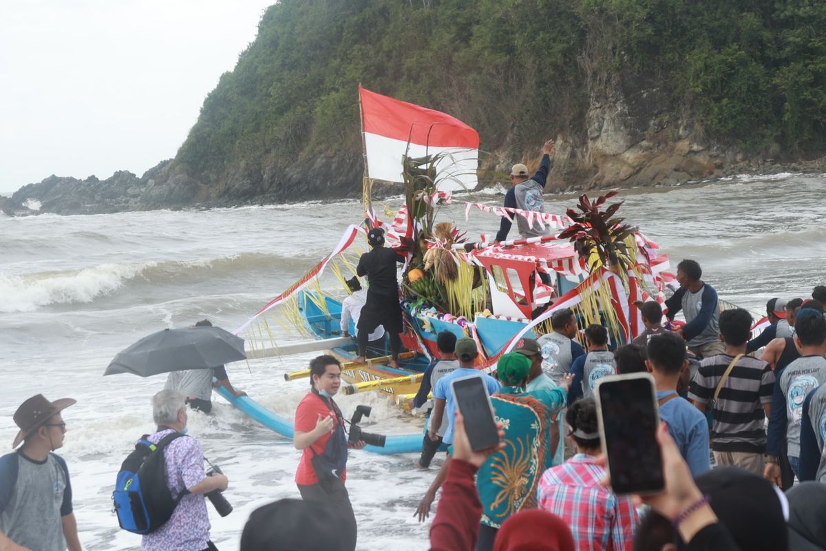 Ribuan warga Banyuwangi mengikuti tradisi petik laut Lampon Banyuwangi. 