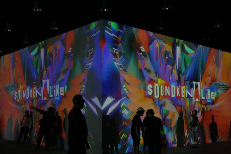 Potret instalasi layar raksasa yang ada di Soundrenaline 2022 dan menjadi spot foto para pengunjung.