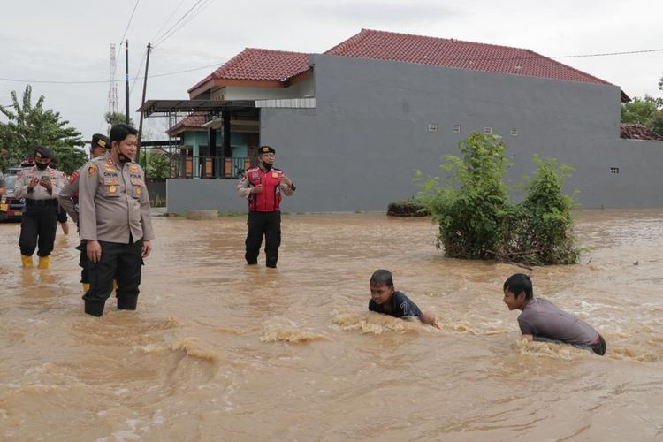 TURUN LOKASI—Kapolres Ponorogo, AKBP Catur Wibowo turun ke salah satu lokasi daerah terdampak banjir di wilayah Kabupaten Ponorogo, Jawa Timur, Rabu (1/6/2022).
