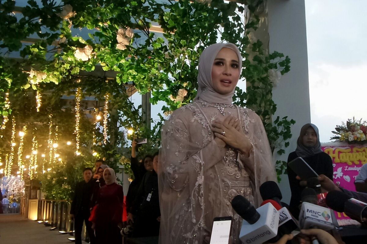 Artis peran Laudya Cynthia Bella saat menggelar jumpa pers di Intercontinental Hotel & Resort, Dago Pakar, Jawa Barat, Minggu (8/10/2017).